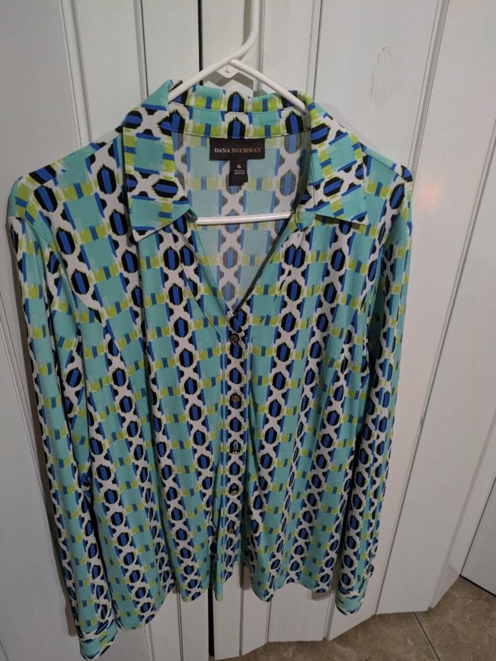 ~NWOT Women's blouse in adorable colors.